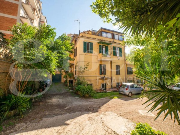 appartamento in vendita a Roma in zona Ostiense
