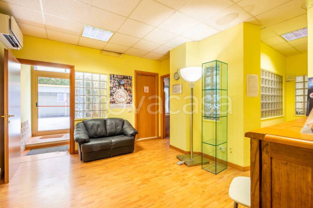 negozio in vendita a Roma in zona San Basilio