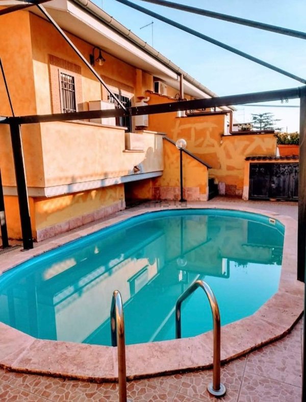 casa indipendente in vendita a Roma in zona Massimina/Casal Lumbroso