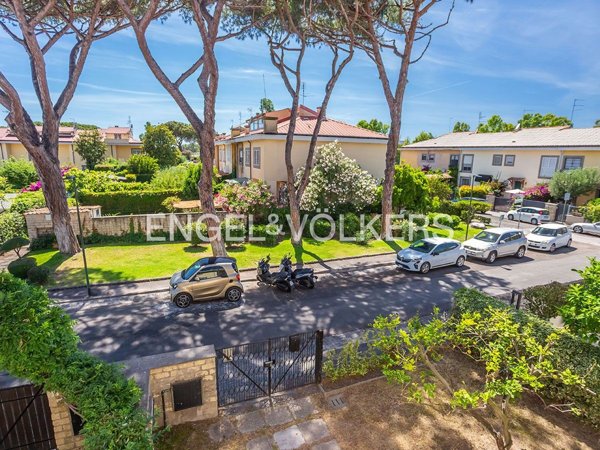 casa indipendente in vendita a Roma in zona Casal Palocco