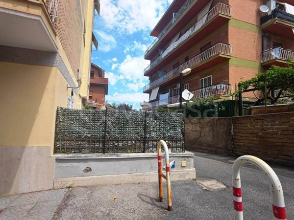 appartamento in vendita a Roma in zona Tomba di Nerone