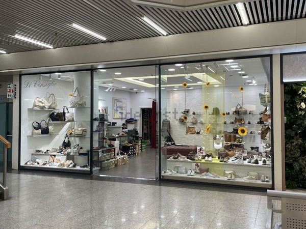 locale commerciale in vendita a Roma in zona Ardeatino