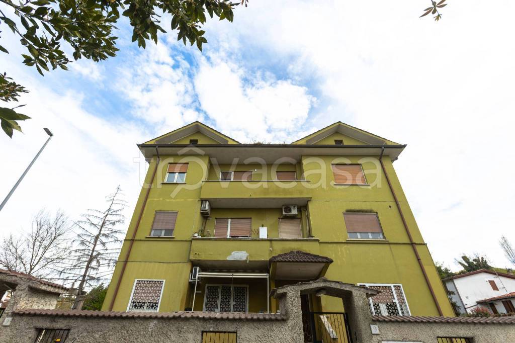 locale commerciale in vendita a Roma in zona Acilia