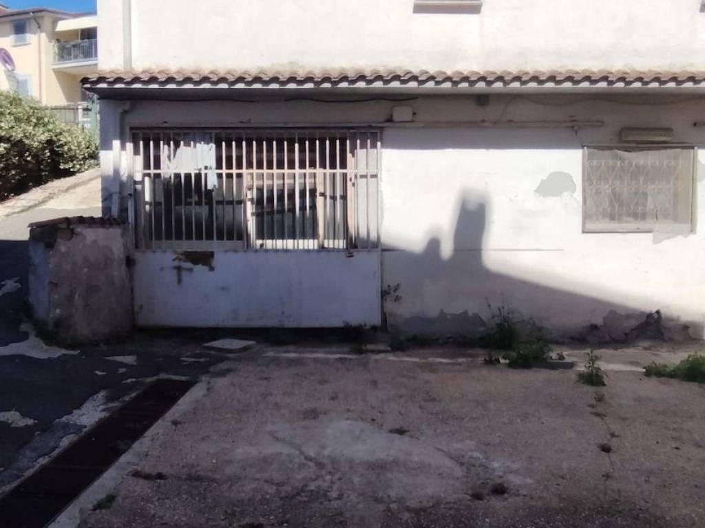 negozio in vendita a Roma in zona Torrione Cerquetta