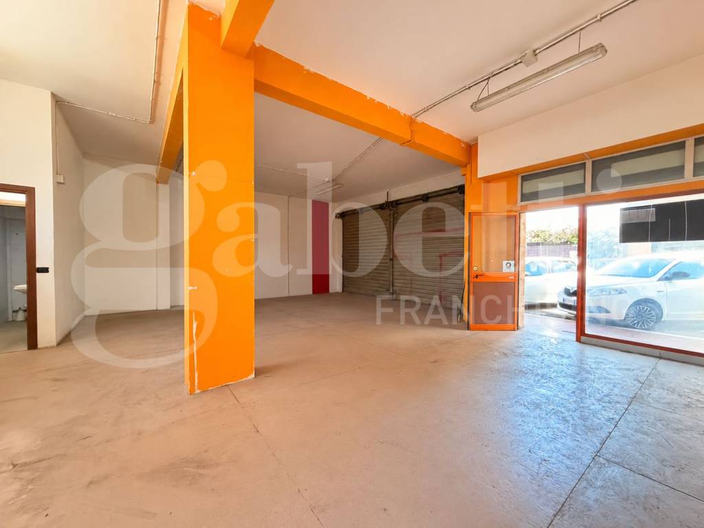 negozio in vendita a Roma in zona Tor di Quinto
