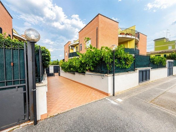 appartamento in vendita a Roma in zona Lunghezza