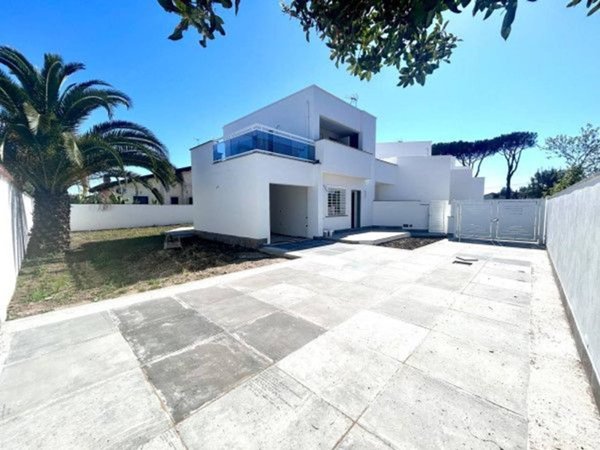 casa indipendente in vendita a Roma in zona Casal Palocco