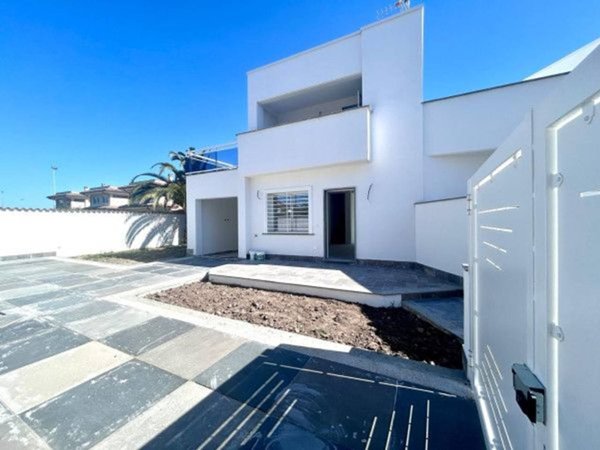 casa indipendente in vendita a Roma in zona Casal Palocco