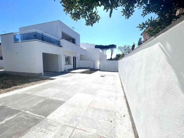 casa indipendente in vendita a Roma in zona Casal Palocco