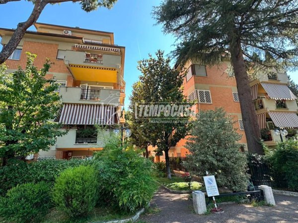 appartamento in vendita a Roma in zona Tomba di Nerone