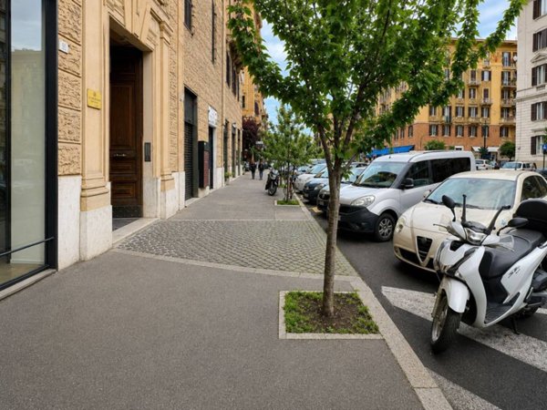 locale commerciale in vendita a Roma in zona Rione Prati