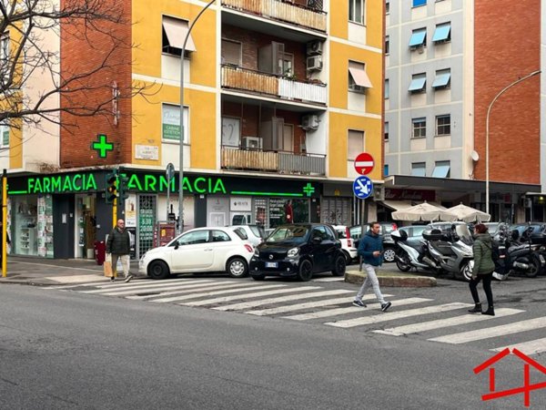 negozio in vendita a Roma in zona Portuense