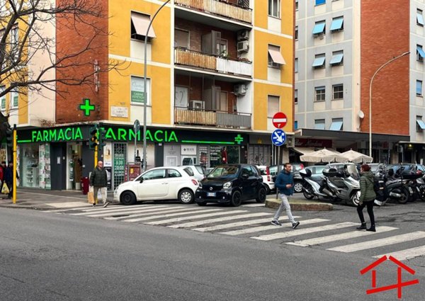negozio in vendita a Roma in zona Portuense