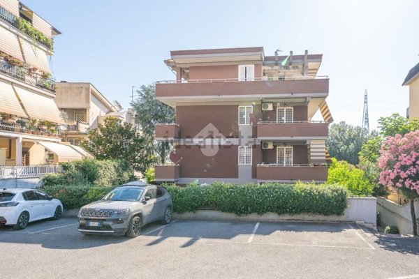 appartamento in vendita a Roma in zona Tomba di Nerone