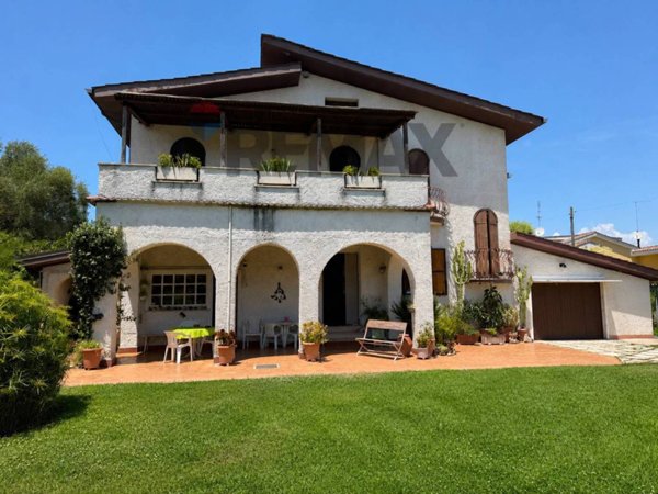 casa indipendente in vendita a Roma in zona Infernetto