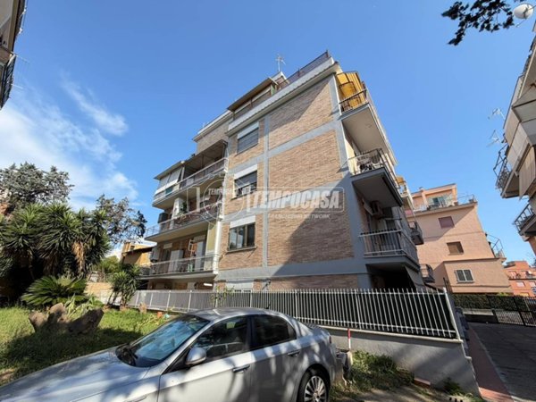 appartamento in vendita a Roma in zona Tomba di Nerone
