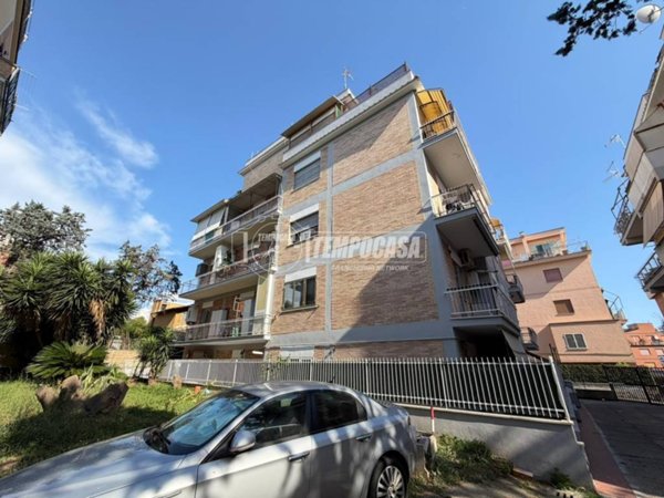 appartamento in vendita a Roma in zona Tomba di Nerone