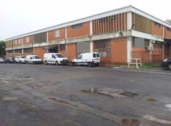 locale commerciale in vendita a Roma in zona Appio Claudio