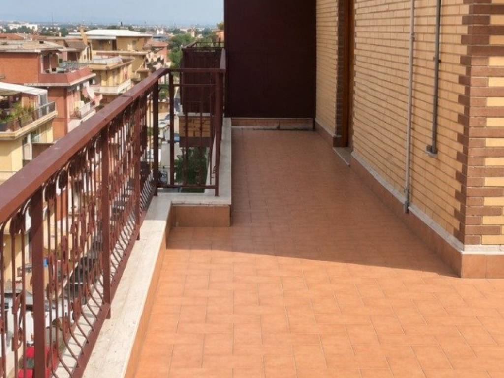 appartamento in vendita a Roma in zona Torre Angela