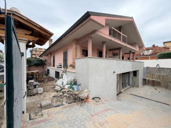 casa indipendente in vendita a Roma in zona Finocchio