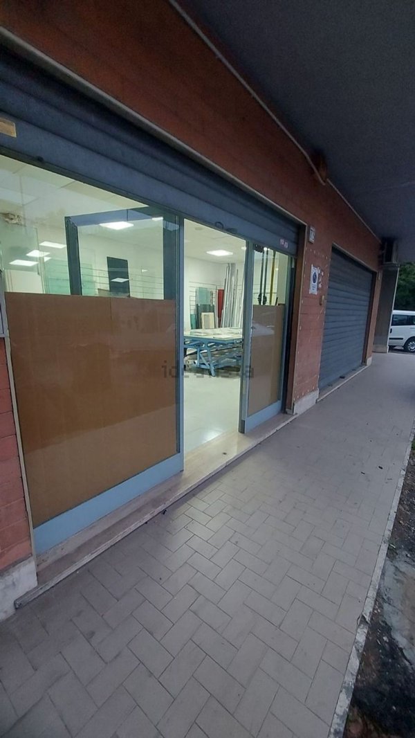 locale commerciale in vendita a Roma in zona Finocchio