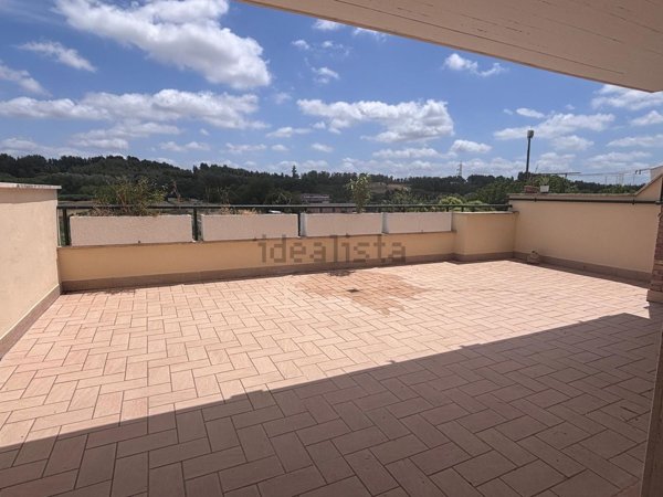 appartamento in vendita a Roma in zona Pantan Monastero