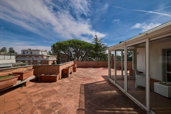 appartamento in vendita a Roma in zona Tomba di Nerone