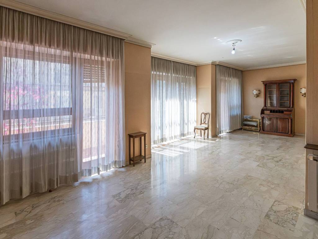 appartamento in vendita a Roma in zona Tomba di Nerone