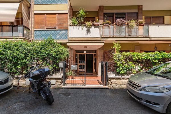 appartamento in vendita a Roma in zona Tomba di Nerone