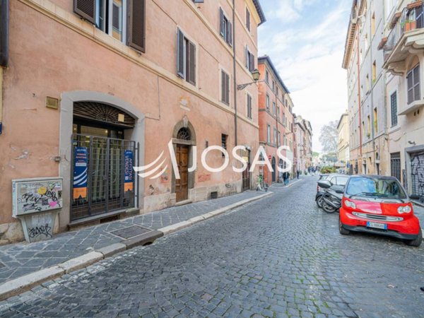 negozio in vendita a Roma in zona Rione di Ponte