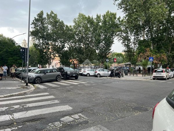 locale commerciale in vendita a Roma in zona Appio Latino