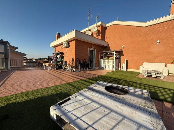 appartamento in vendita a Roma in zona Torre Angela