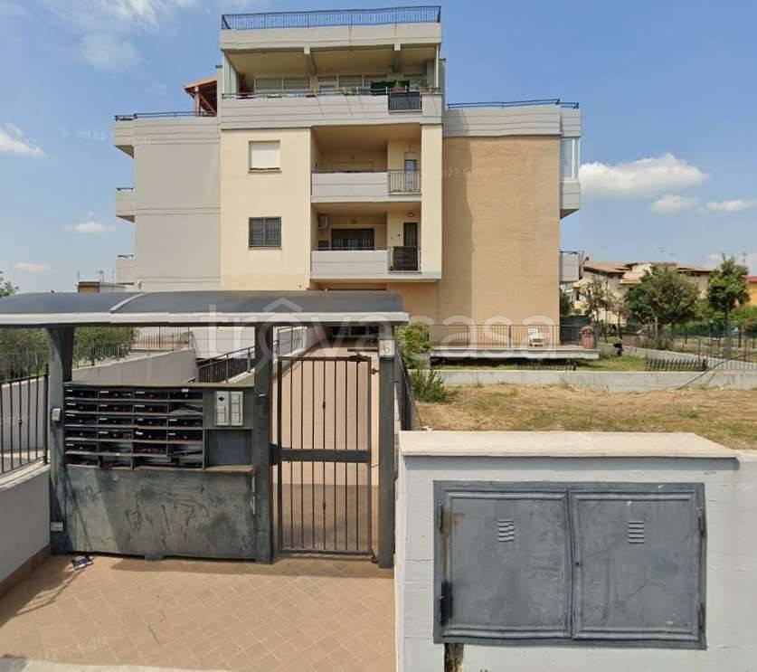 appartamento in vendita a Roma in zona Lunghezza