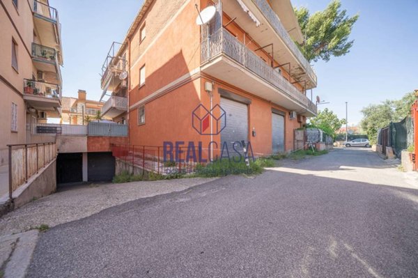 locale di sgombero in vendita a Roma in zona Romanina