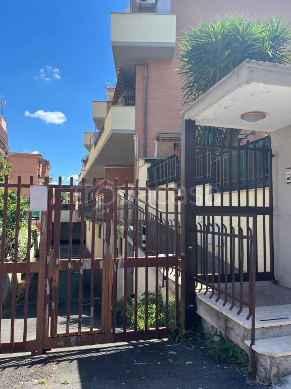 appartamento in vendita a Roma in zona Tor Bella Monaca