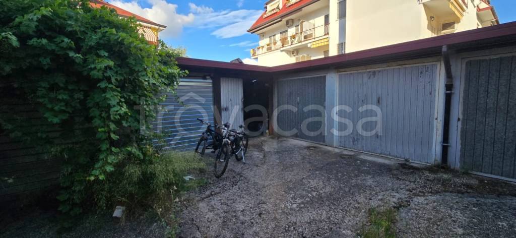 locale di sgombero in vendita a Roma in zona Appio Claudio