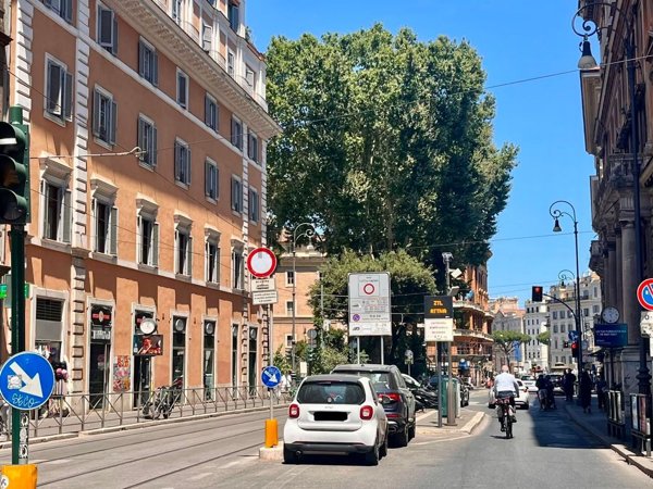locale commerciale in vendita a Roma in zona Rione Regola