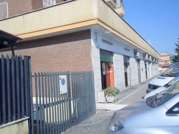 negozio in vendita a Roma in zona Portuense
