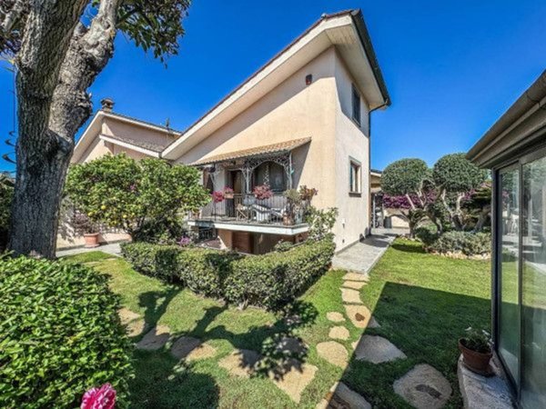 casa indipendente in vendita a Roma in zona Infernetto