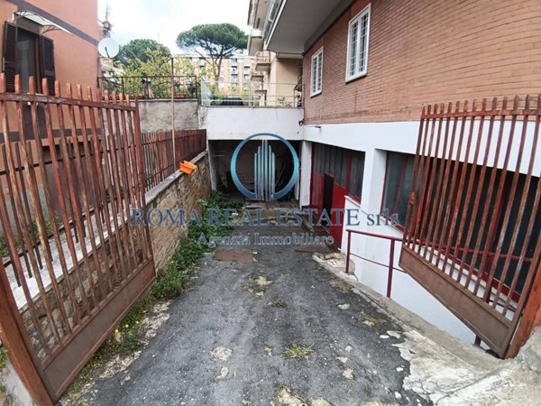 locale commerciale in vendita a Roma in zona Torre Maura