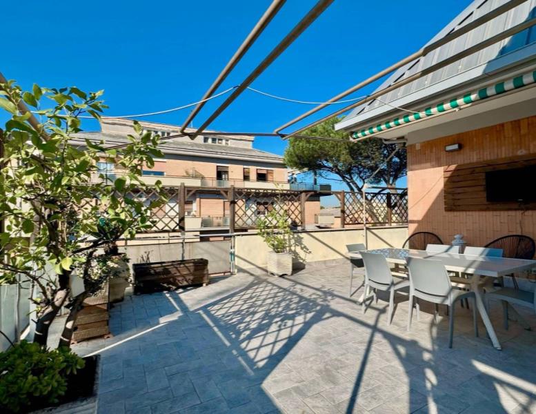 appartamento in vendita a Roma in zona Tomba di Nerone