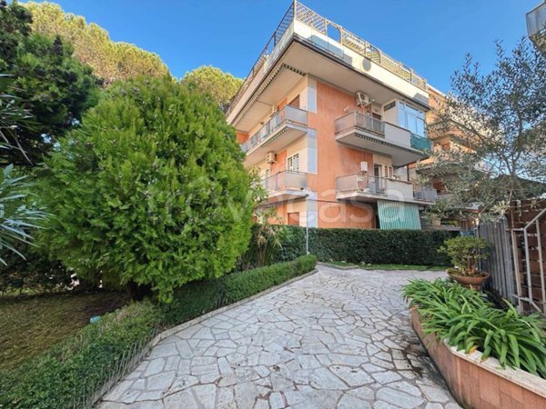 appartamento in vendita a Roma in zona Tomba di Nerone