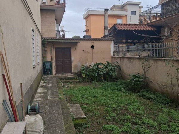 appartamento in vendita a Roma in zona Torre Angela