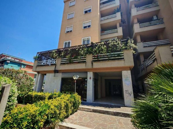 negozio in vendita a Roma in zona Torrino