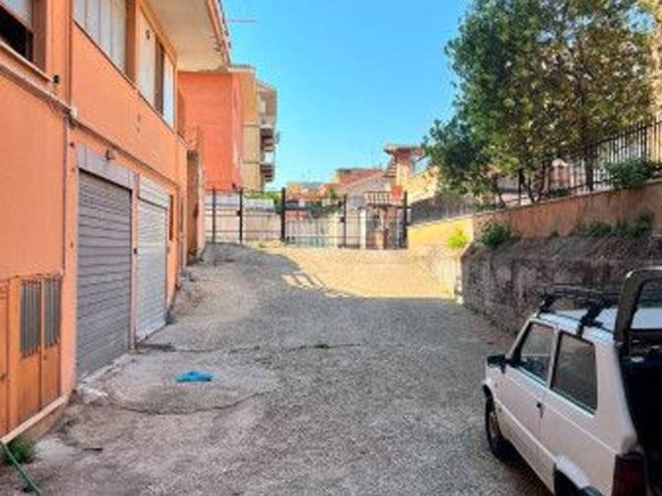 negozio in vendita a Roma in zona Torre Angela