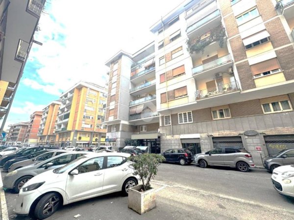 negozio in vendita a Roma in zona Magliana Vecchia