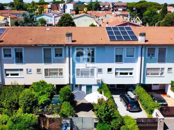 casa indipendente in vendita a Roma in zona Casal Palocco