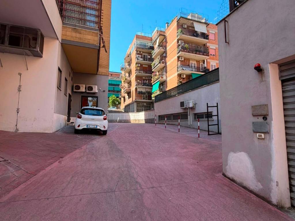 negozio in vendita a Roma in zona Portuense
