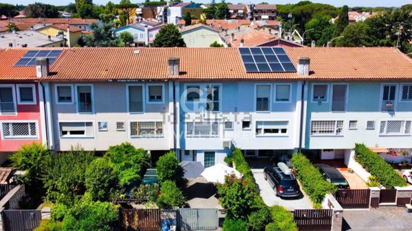 casa indipendente in vendita a Roma in zona Casal Palocco