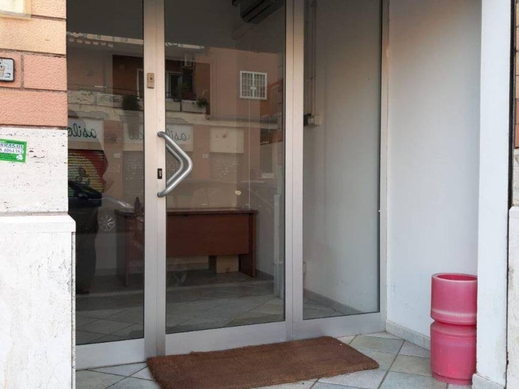negozio in vendita a Roma in zona Acilia